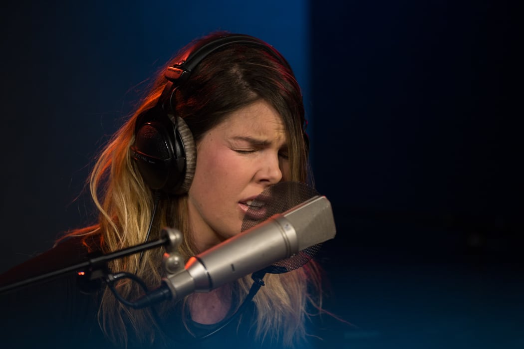 Mel Parsons live in the RNZ Auckland studios.