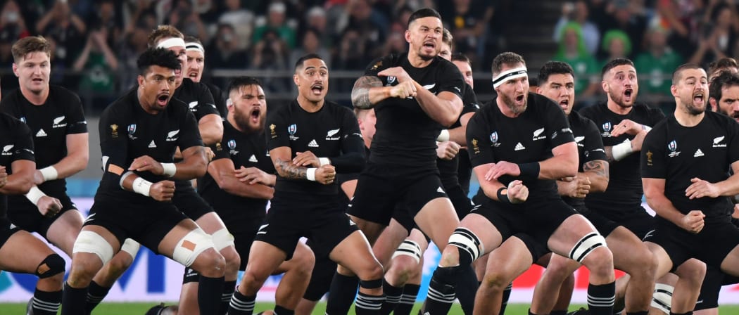 New Zealand's players perform the haka before the Japan 2019 Rugby World Cup quarter-final match between New Zealand and Ireland at the Tokyo Stadium in Tokyo on October 19, 2019. (Photo by Kazuhiro NOGI / AFP)