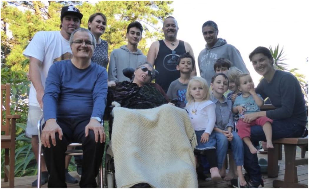 Vui Mark Gosche, with wife Carol, surrounded by their children and grandchildren.