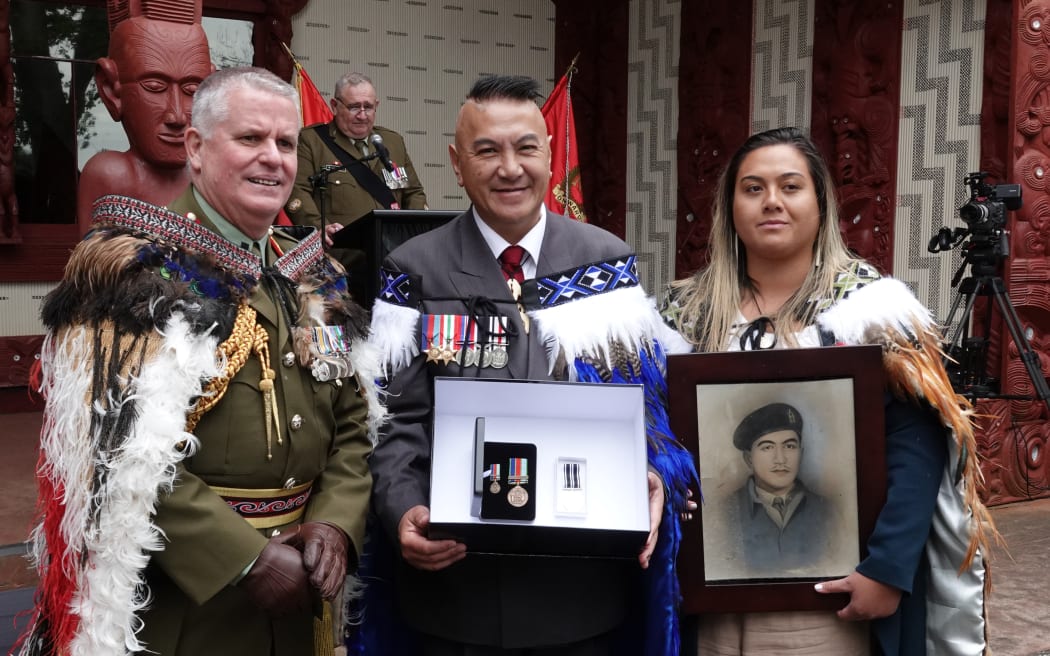 Kia and Zarra Houpapa with Chief of Army Major General John Boswell.