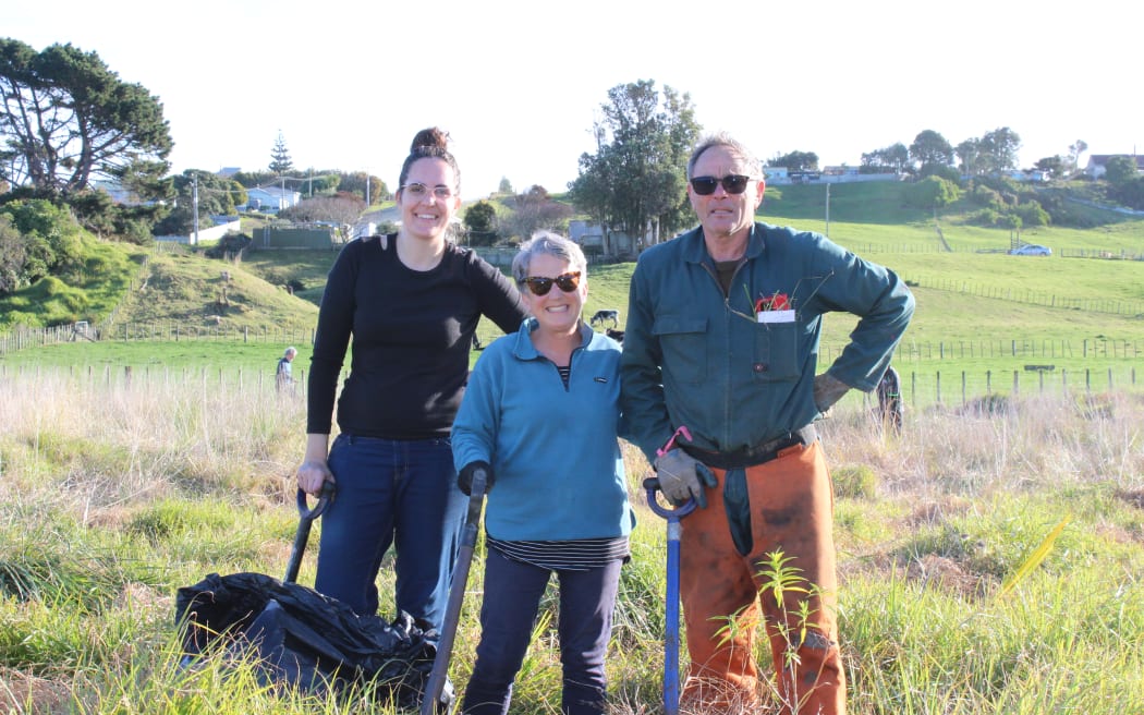 From left: Cindy Koen (South Taranaki District Council Environment and Sustainability 
Manager), Jacq Dwyer (Pātea Community Board Chair), and Mick Parsons (community volunteer), 
planting buffer plants at the Pātea Saltmarsh.