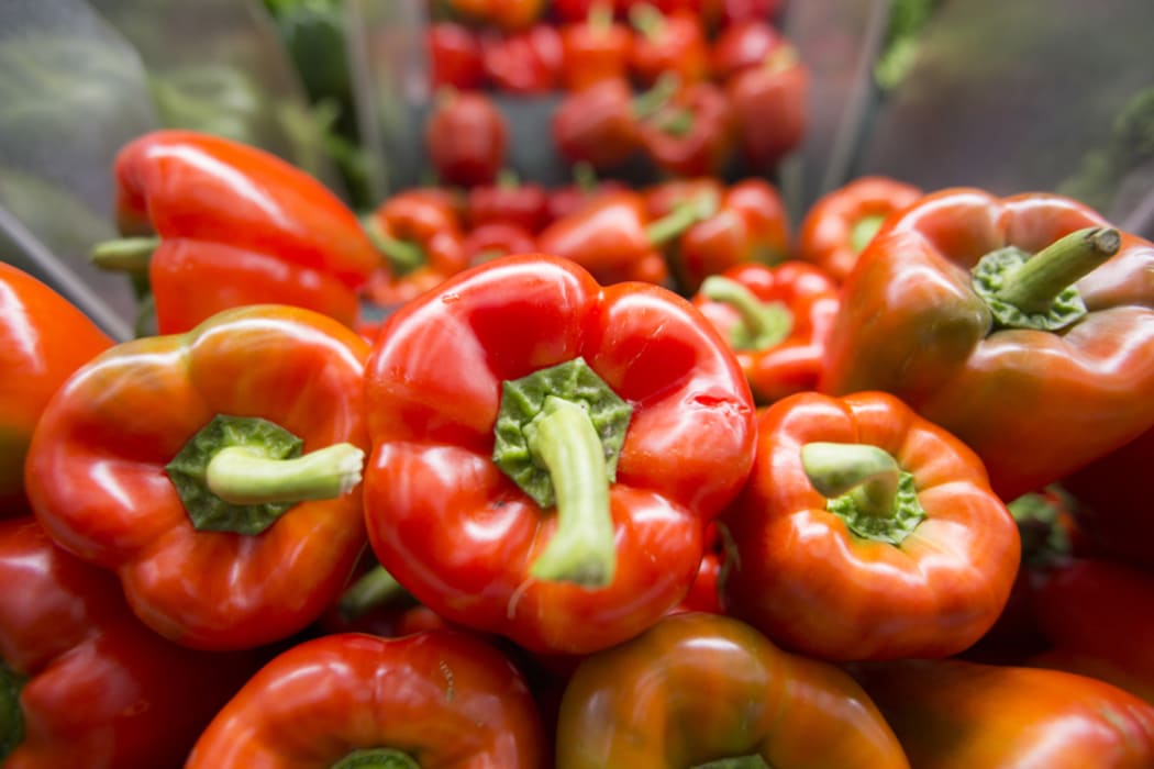 Alison Ballance and Simon Morton discover which fruits and vegetable have the most vitamin c. Science of vitamin c