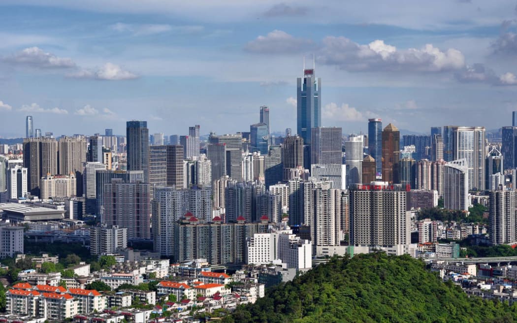 Guangzhou Baiyun Mountain overlooks the Tianhe Pearl River New City cityscape