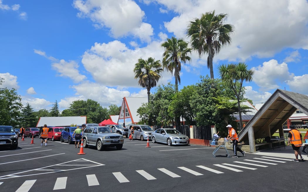 Cars waiting at the Papakura marae Christmas assistance drive on 21 December, 2023.