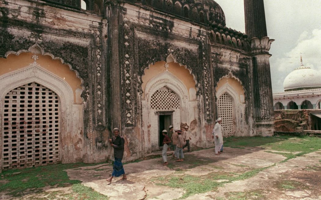 View taken 25 July 1992 of a 16th century mosque threatened by the construction of a controversial Rama temple, because, according to what Hindus from the militant Vishwa Hindu Parishad claim, the mosque was built on the site of an old Rama shrine. (Photo by RAVI RAVEENDRAN / AFP)