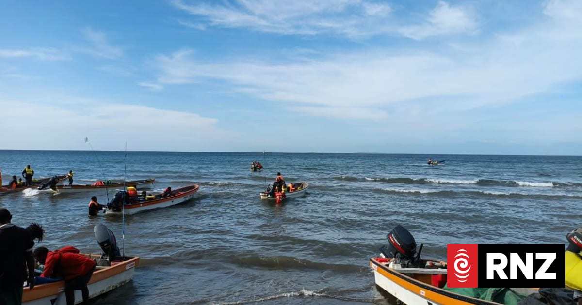 Maritime provinces of Papua New Guinea searching for people missing at sea