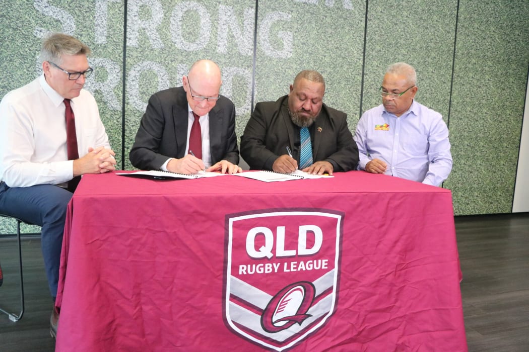 PNGRFL Chairman Sandis Tsaka (2R) and CEO Reatau Rau (R) at the signing of the PNG Hunters new participation agreement.