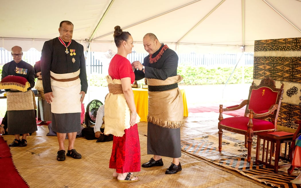 Tala head coach Jaqua Pori Makea-Simpson receives her medal by King Tupou VI in a special medal ceremony in Nuku'alofa in 2024 to honour the achievements the Tala team has done for Tonga. Photo: Tonga Netball