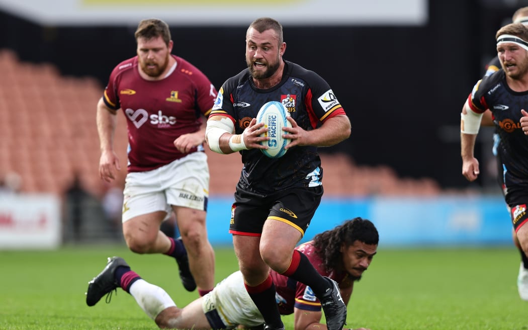 Chiefs prop Reuben O'Neill making a line break.