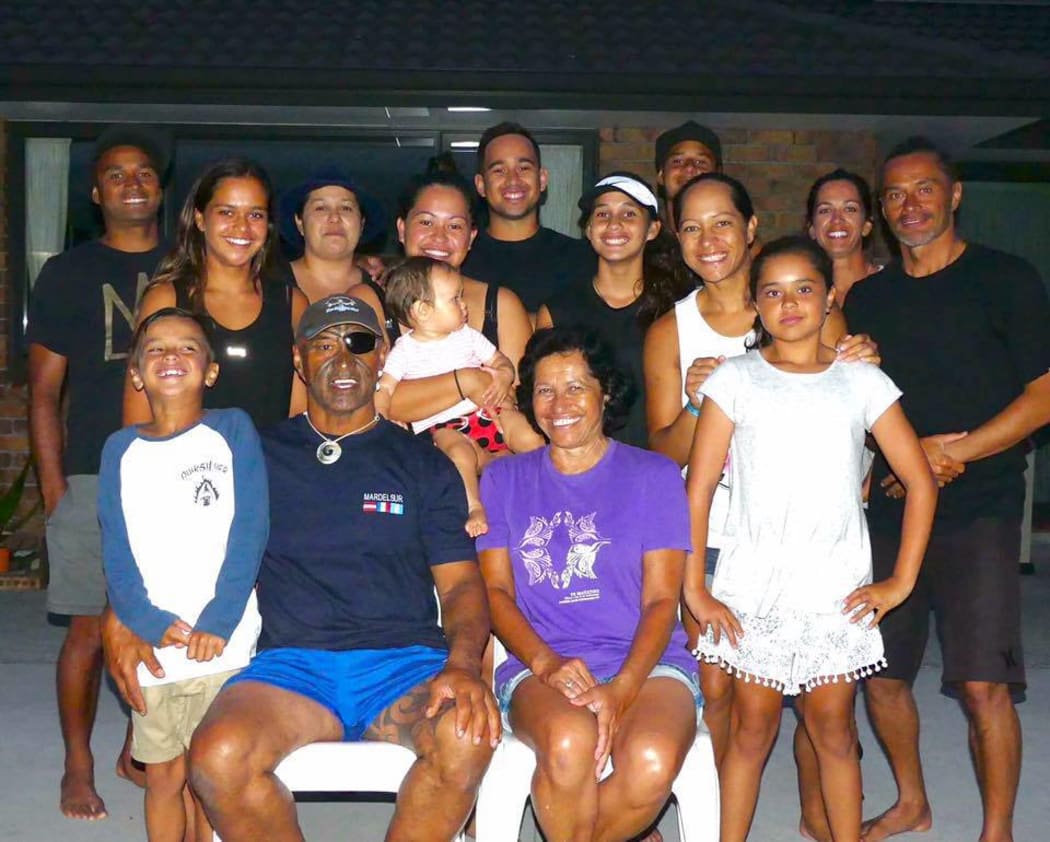 Te Kehukehu with his whanau