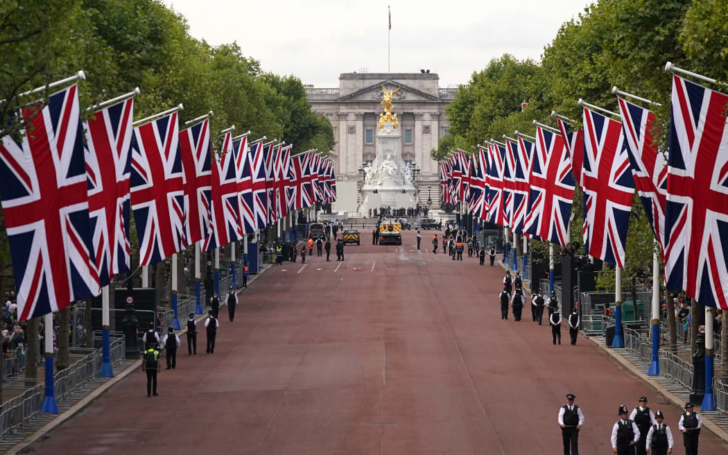 Police Officers work on The Mall in central London on September 14, 2022, ahead of the ceremonial procession of the coffin of Queen Elizabeth II, from Buckingham Palace to Westminster Hall. - As preparations build for next week's state funeral, the royal family on Wednesday will walk behind the queen's coffin in a procession through central London, after which thousands of members of the public are expected to come to pay their final respects at her lying in state. (Photo by Victoria Jones / POOL / AFP)