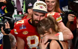 US singer-songwriter Taylor Swift and Kansas City Chiefs’ tight end #87 Travis Kelce embrace after the Chiefs won Super Bowl LVIII against the San Francisco 49ers at Allegiant Stadium in Las Vegas, Nevada, February 11, 2024. (Photo by Patrick T. Fallon / AFP)