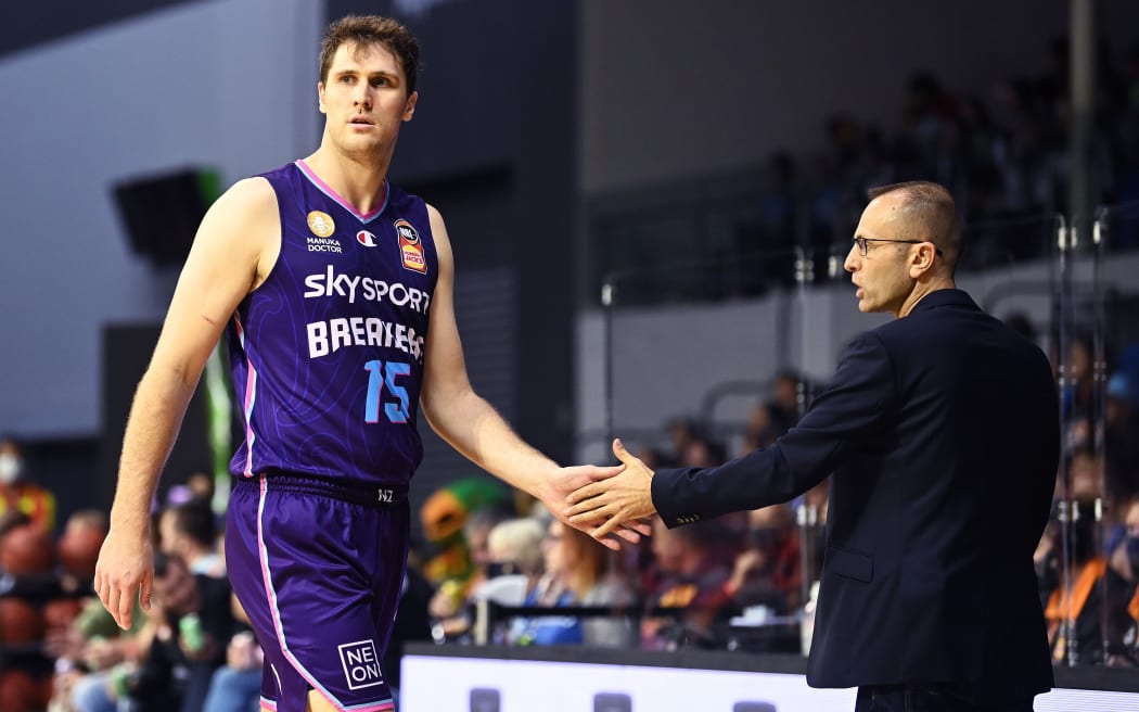 New Zealand Breakers Robert Loe high fives coach Dan Shamir.