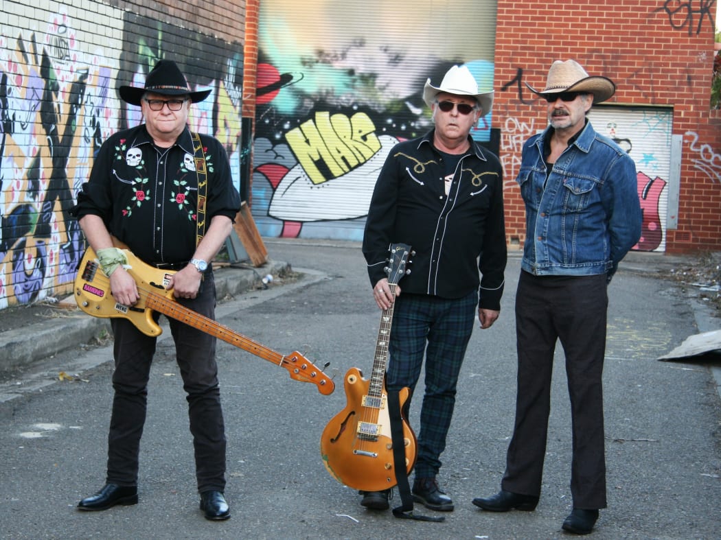 Graham Hood (bass), Roddy Ray'da (guitars), Billy Pommer Jr. (drums)