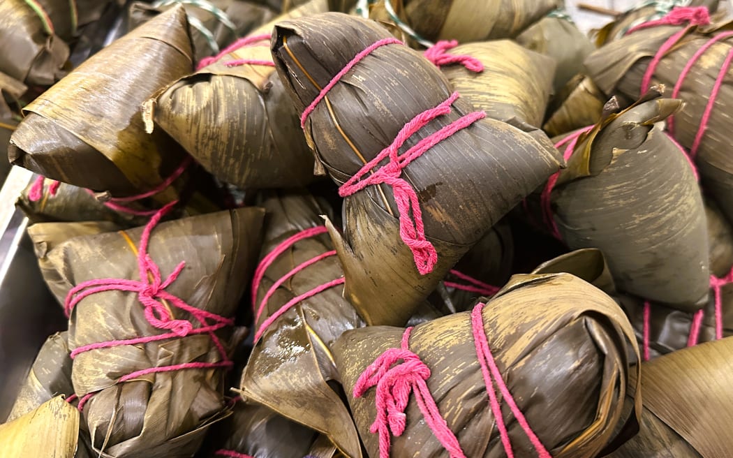 Pitch-pot, a traditional game played during the Dragon Boat Festival.