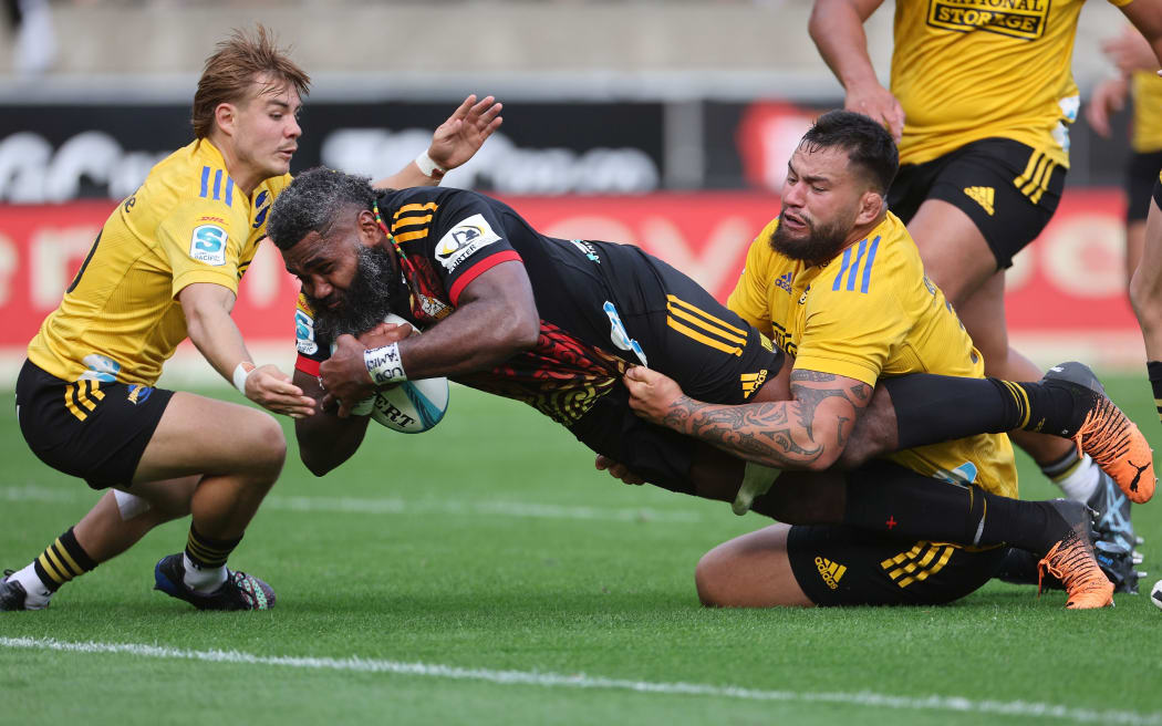 Chiefs' Pita Gus Sowakula scores to help his side keep their unbeaten record.