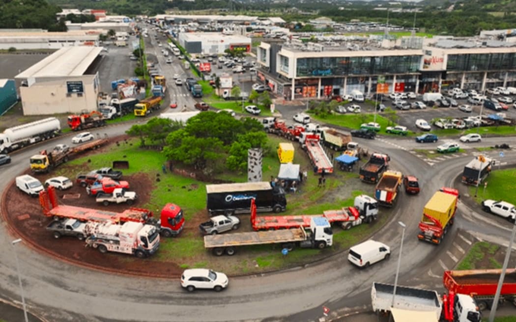 Trucks blockading the roundabout leading to the main fuel depot in Ducos, Nouméa industrial zone PICTURE NC la Première
