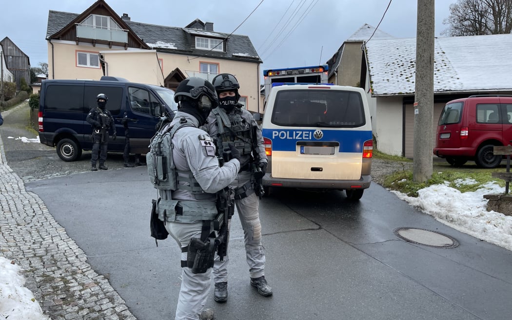 German special police forces patrol and search the area in Bad Lobenstein, Thuringia, eastern Germany, on December 7, 2022 as part of nationwide early morning raids against members of a far-right "terror group" suspected of planning an attack on parliament. - More than 3,000 officers including elite anti-terror units took part in the early morning raids and searched more than 130 properties, in what German media described as one of the largest police actions the country has ever seen. The raids targeted alleged members of the "Citizens of the Reich" (Reichsbuerger) movement suspected of "having made concrete preparations to violently force their way into the German parliament with a small armed group", prosecutors said in a statement. (Photo by Fricke / NEWS5 / AFP)