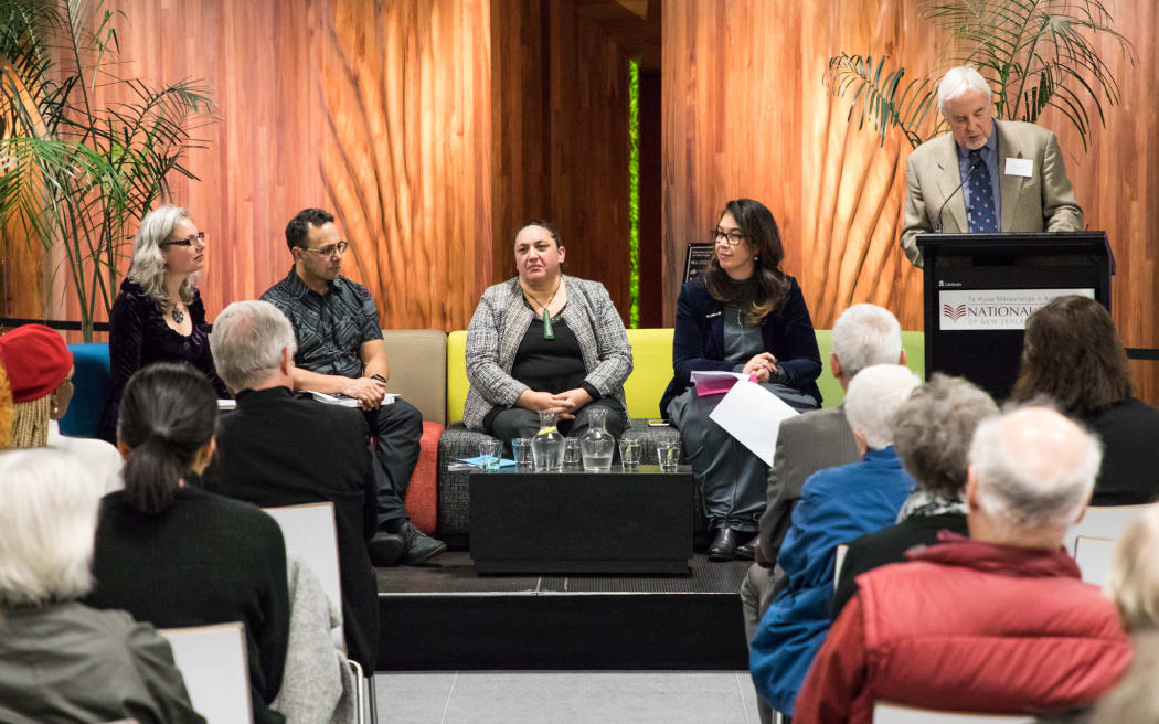 On couch from L-R Cybèle
Locke, Damon Salesa, Melissa Matutina
Williams, Rawinia Higgins. Atholl Anderson at podium.