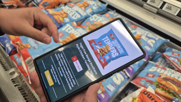 A person scans the Tegel chicken tender product on the Halal Kiwi app.