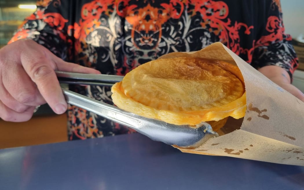 Pātea Hangi's garlic and mussel pie.