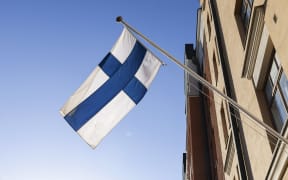 the Finnish flag flutters during the parliamentary election day in Helsinki on April 2, 2023. - Finland votes on April 2, 2023, in legislative elections that could see the country take a dramatic turn to the right, as centre-right and anti-immigration parties vie to unseat Social Democratic Prime Minister Sanna Marin. After the breakthrough by nationalists in neighbouring Sweden and the far right's victory in Italy last year, Finland could become the latest country to join the nationalist wave in Europe. (Photo by Roni Rekomaa / Lehtikuva / AFP) / Finland OUT