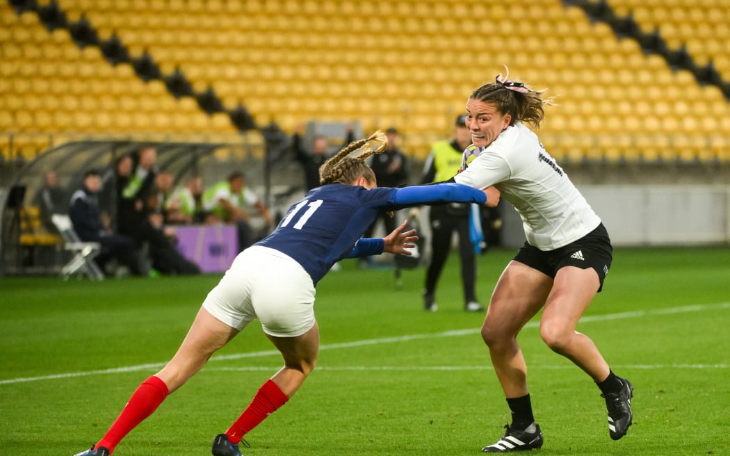 Renee Holmes of New Zealand makes a run. Black Ferns v France.