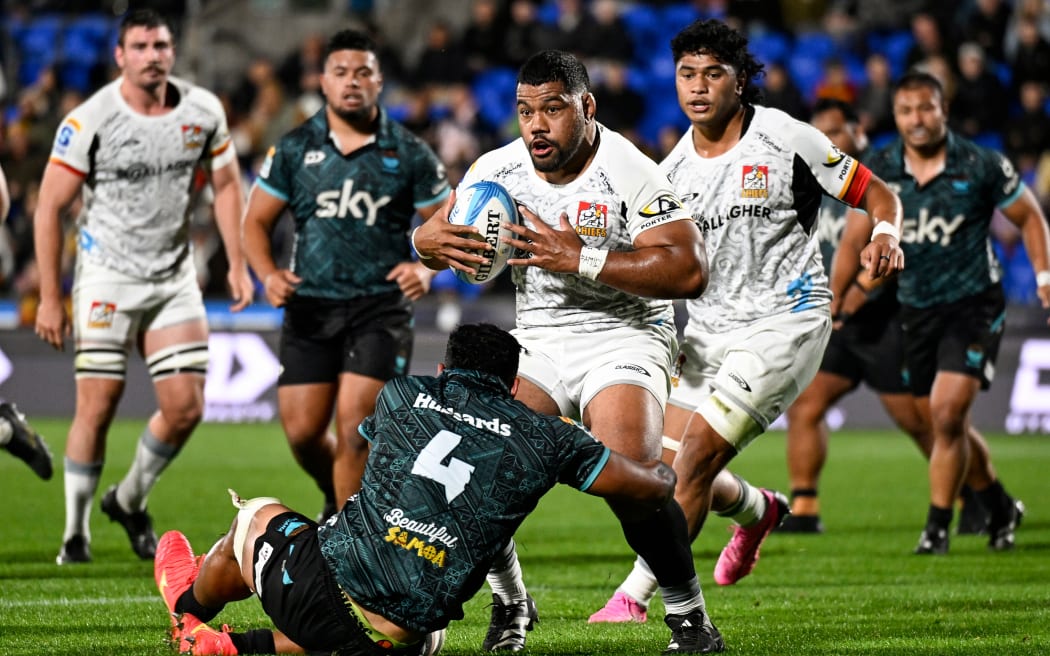 Samisoni Taukei'aho on the charge.