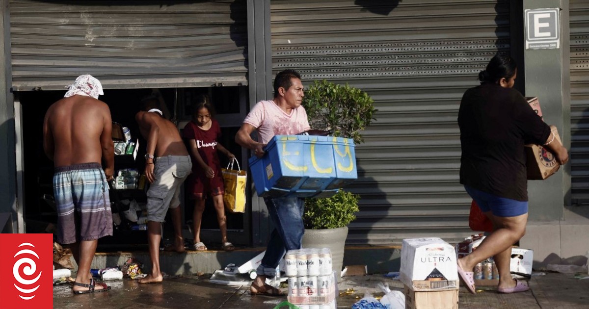Looting in Mexico's Acapulco after devastating Hurricane Otis - Vimarsana News