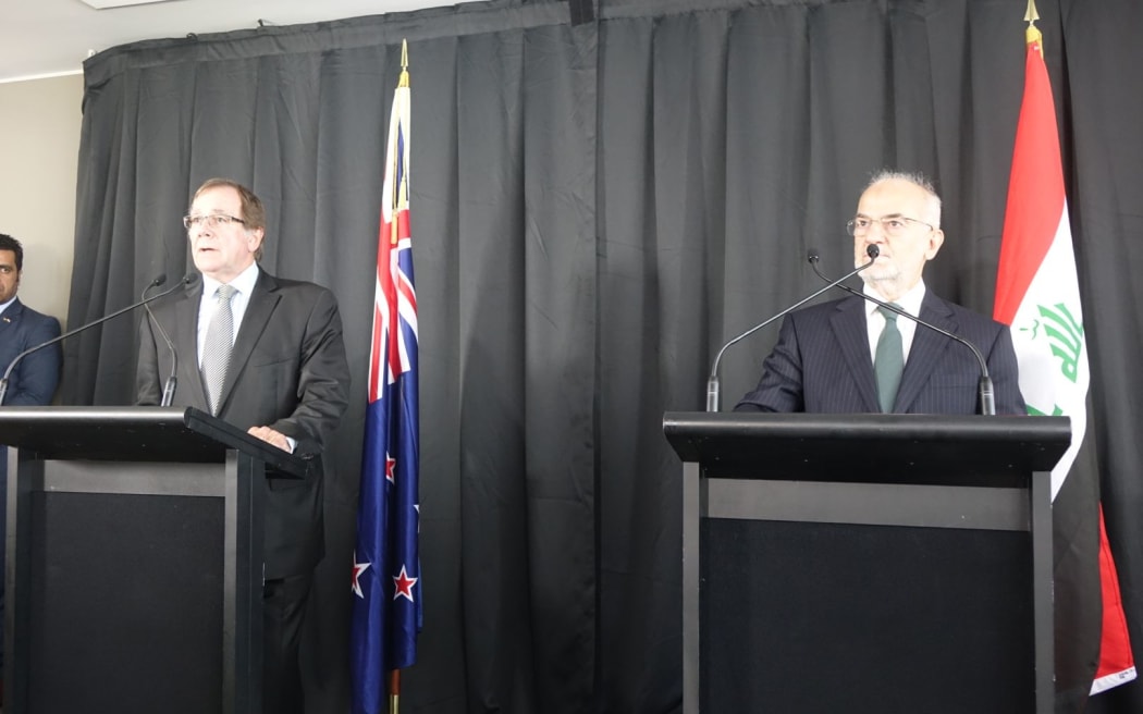Iraq's Foreign Minister, Ibrahim al-Ja'afari, (right) and New Zealand Foreign Minister Murray McCully.