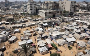 A picture taken on August 18, 2025, shows tents housing displaced Palestinians in Gaza City. Rights group Amnesty International on August 18, accused Israel of enacting a "deliberate policy" of starvation in Gaza, as the United Nations and aid groups warn of famine in the Palestinian territory. Israel, while heavily restricting aid allowed into the Gaza Strip, has repeatedly rejected claims of deliberate starvation in the 22-month-old war. (Photo by Omar AL-QATTAA / AFP)