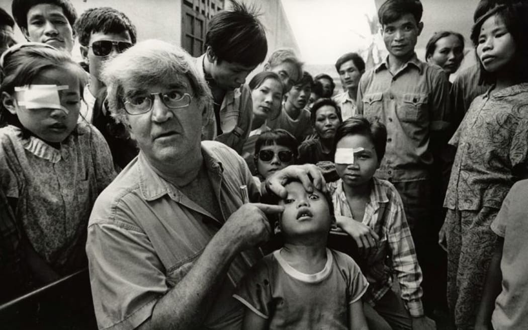 Fred Hollows with patient Tran Van Giap.