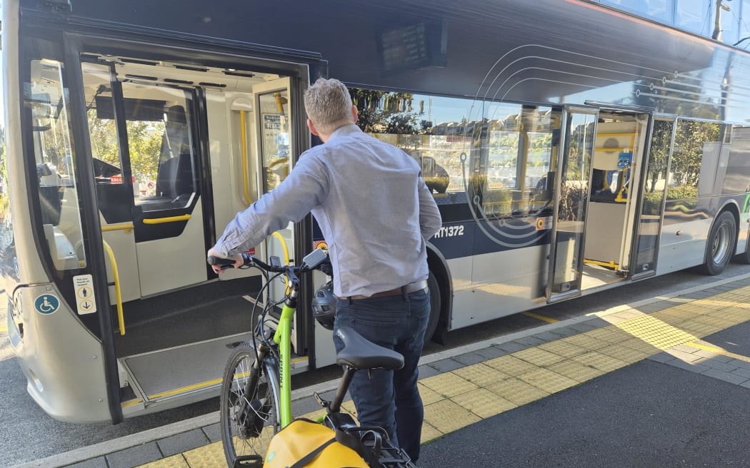 Auckland buses are to get bike racks so that cyclists can commute across the harbour bridge.