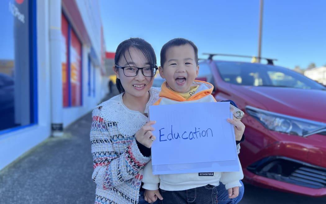 Asian_election_voxie_Mt_Roskill_Jessie_Chen_and_her_3_year_old_son_Andrew_Chen