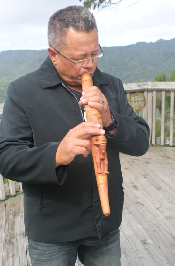 A photo of Riki Bennett playing a putorino.