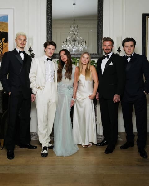 Victoria Beckham's 50th birthday. From left: Romeo, Cruz, Victoria, Harper, David and Brooklyn.
https://www.instagram.com/p/C5_gV4jIaQq/?hl=en&img_index=1