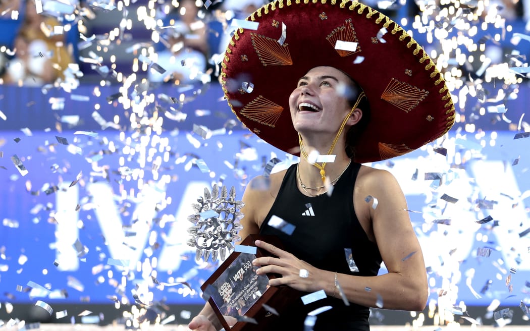 American Iva Jovic celebrates with the trophy after winning the women's singles final match of the 2025 WTA Guadalajara Open against Colombia's Emiliana Arango.