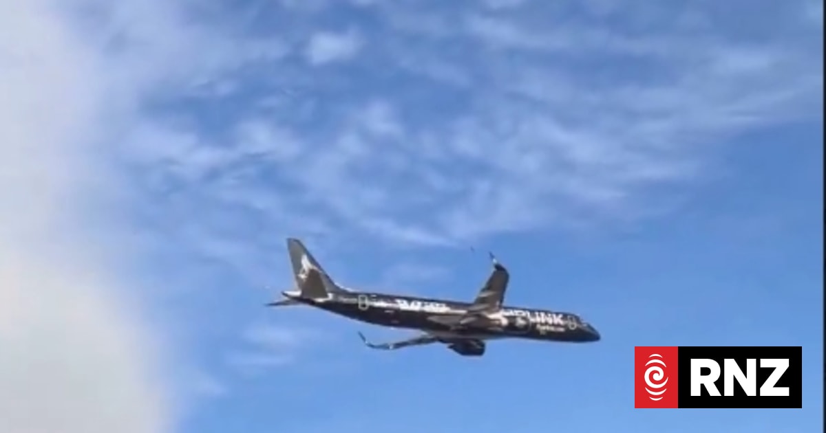 Watch: Jets stage very low stadium flyover ahead of All Blacks-Springboks match