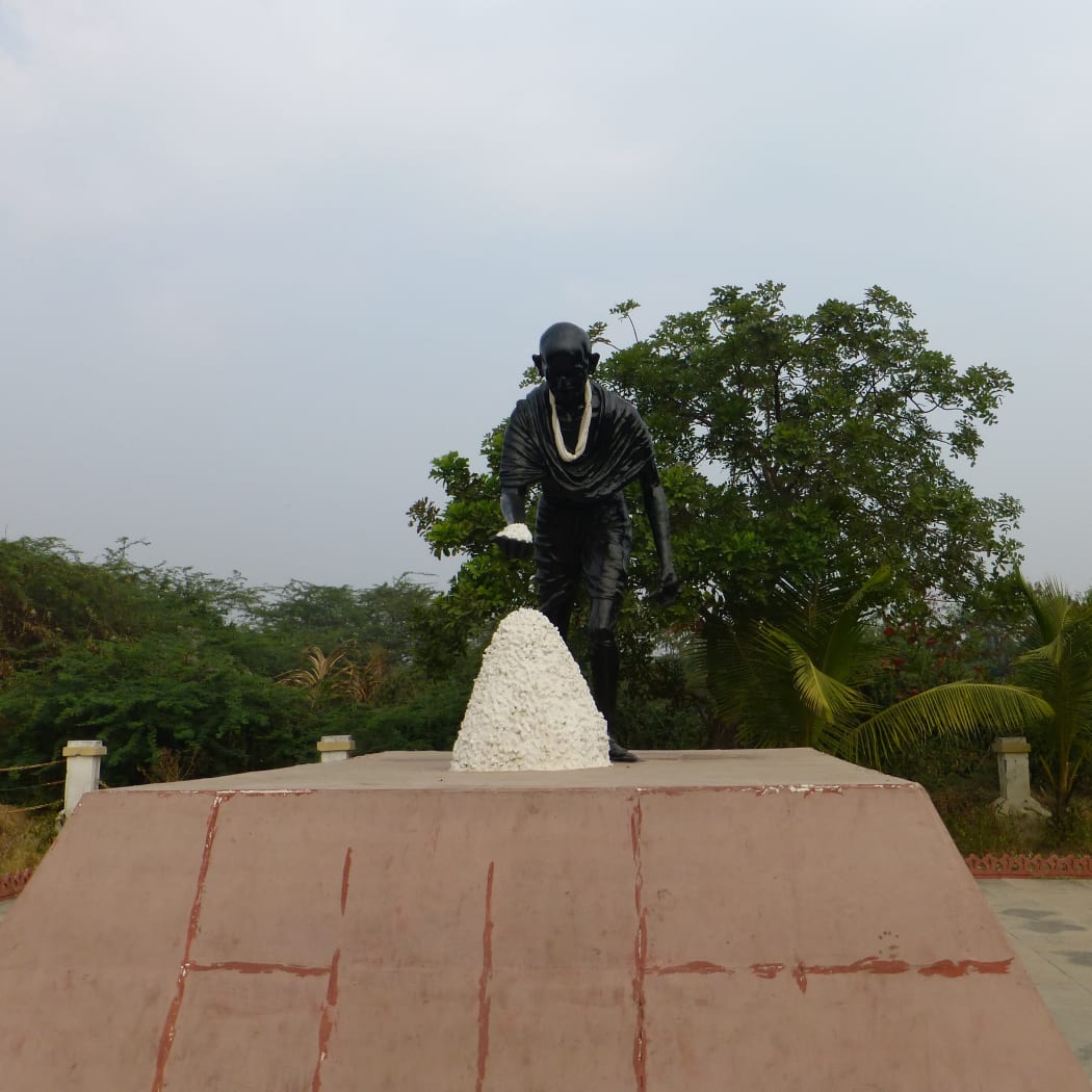 A statue in Dandi depicts the moment Gandhi broke British salt laws in an act of defiance against colonial rule.