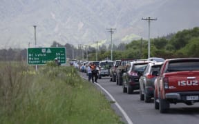 Vehicles are leaving Kaikōura via the inland route after being given the green light by Civil Defence.