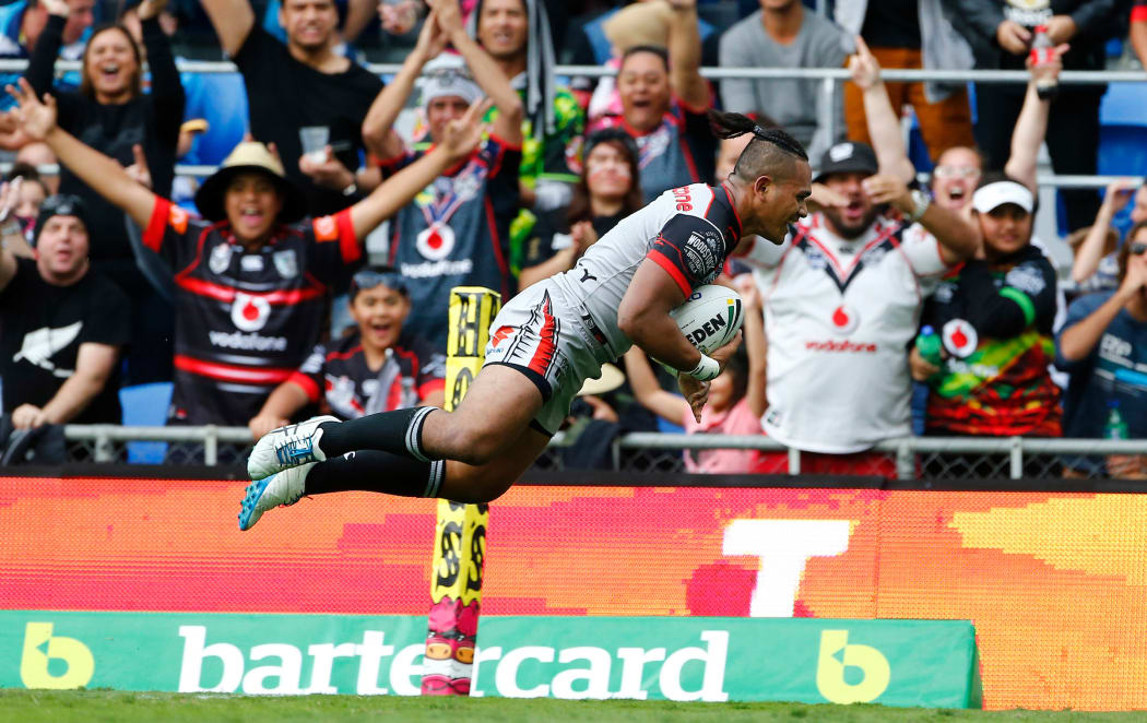 The Warriors' Solomone Kata scores a try against the Gold Coast Titans.