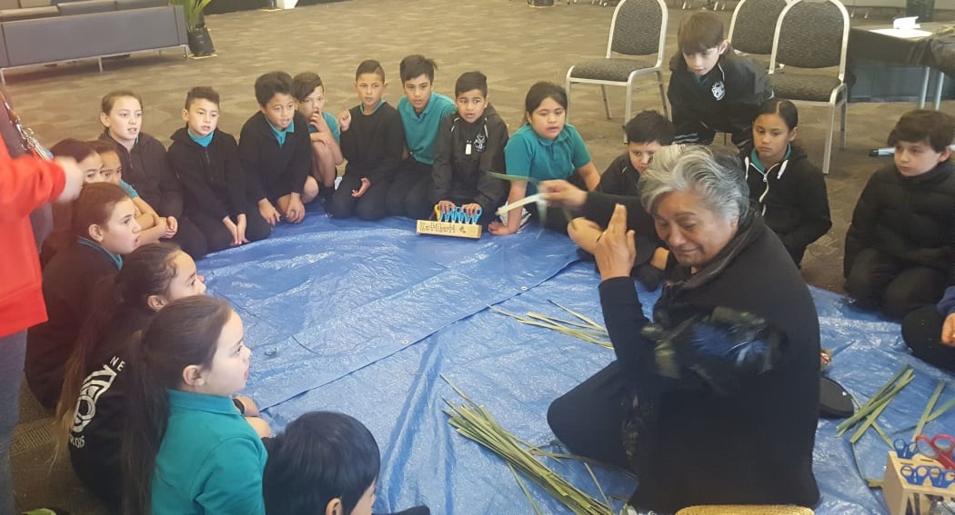 Ngapera Moeahu takes a weaving class.