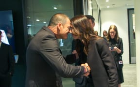 Victoria Cross for New Zealand recipient Willie Apiata and Prime Minister Jacinda Ardern in London on 15 September 2022.