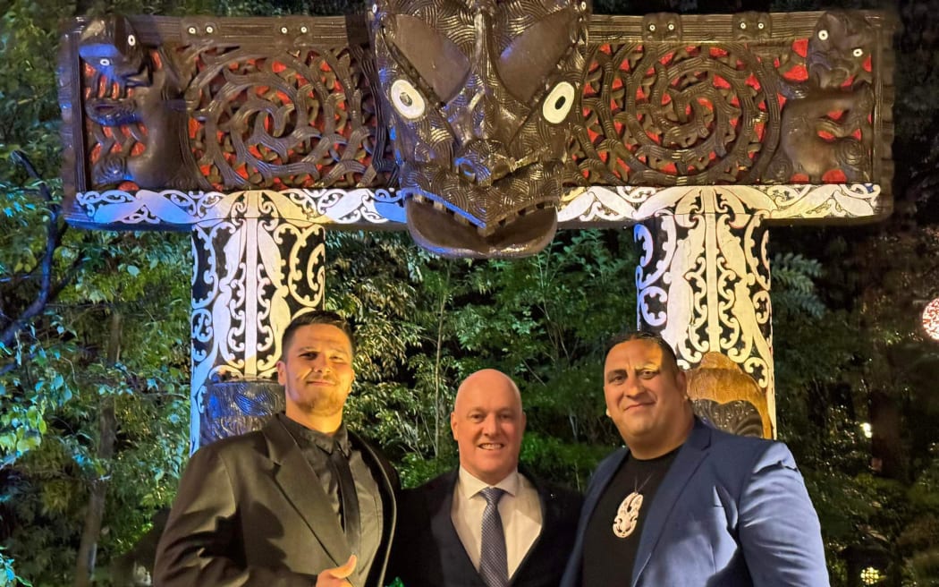 Prime Minister Christopher Luxon with carver Lenny Boonen (left) and Eraia Kiel in front of Te Haeata Whero.