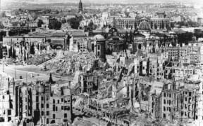 Dresden, Teilansicht des zerstörten Stadtzentrums über die Elbe nach der Neustadt. In der Bildmitte der Neumarkt und die Ruine der Frauenkirche.