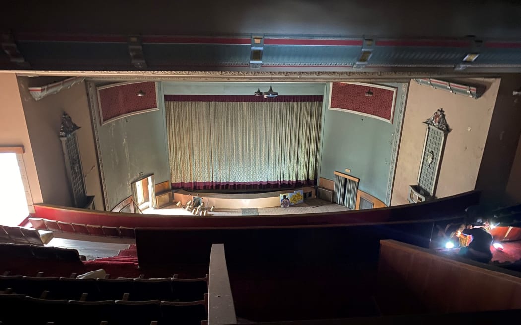 With 800 seats downstairs and 300 up in the circle, the Majestic could seat 1100 people.