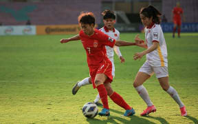 (220130) -- MUMBAI, Jan. 30, 2022 (Xinhua) -- Wang Shuang (L) of China breaks through during the 2022 AFC Women's Asian Cup quarterfinal match between China and Vietnam in Mumbai, India, Jan. 30, 2022. (Xinhua/Javed Dar) (Photo by Javed Dar / XINHUA / Xinhua via AFP)