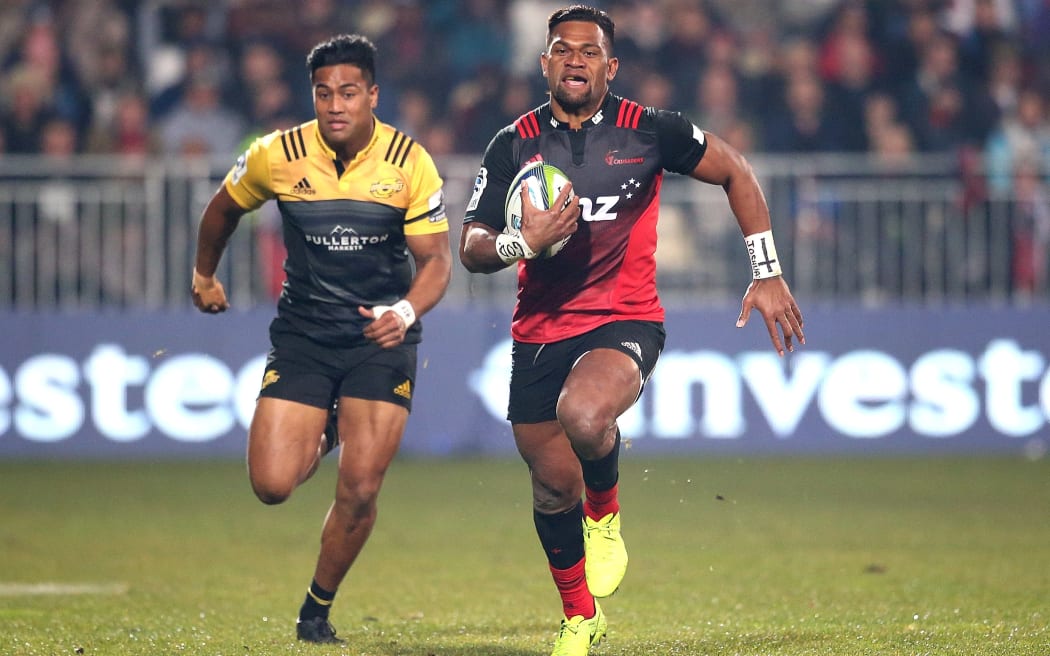 Seta Tamanivalu makes a break against the Hurricanes.