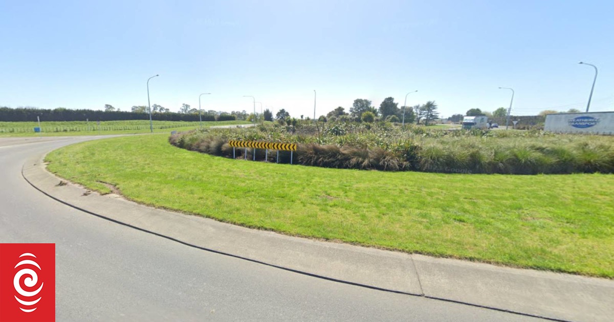 Three seriously hurt in crash at Hastings roundabout - Vimarsana News