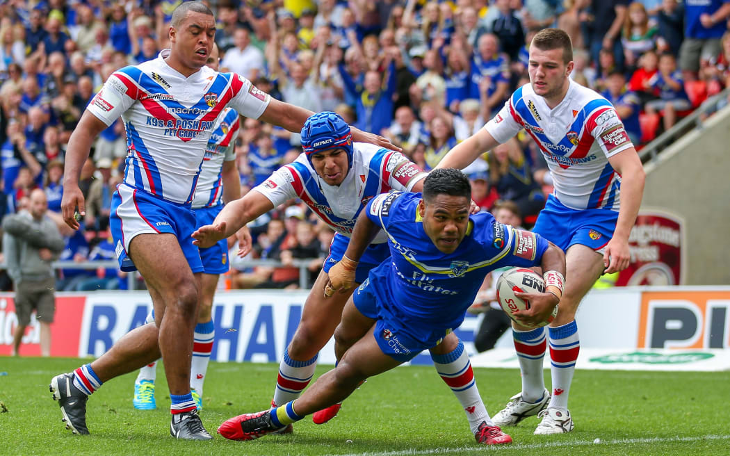 Chris Sandow scores a try during his stint with Warrington.